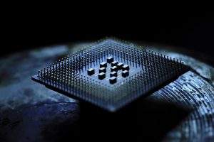 數位設備核心處理器晶片特寫：展示 PID 演算法運算的硬體基礎，用於說明數位生活中的精密溫控與 TCR 感測技術
