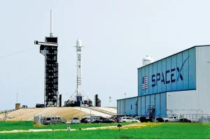 2026 年 SpaceX 獵鷹火箭發射場景，展示低軌衛星技術的基建，為全球數位遊牧者提供穩定的星鏈網路服務