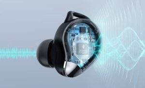 2026 數位前線 3C 新訊：展示搭載 AI 聲學晶片的真無線耳機透明解構圖，藍色光波突顯內部的 NPU 算力核心，用於視覺化文章中關於精準場景感知與聽覺環境修復的技術載體。