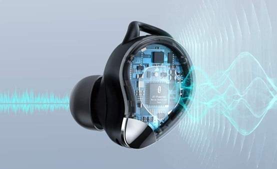 2026 數位前線 3C 新訊：展示搭載 AI 聲學晶片的真無線耳機透明解構圖，藍色光波突顯內部的 NPU 算力核心，用於視覺化文章中關於精準場景感知與聽覺環境修復的技術載體。