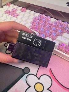 手持 RELX 悅刻積木系列個性化電子煙，展現桌面美學與潮玩霧化風格