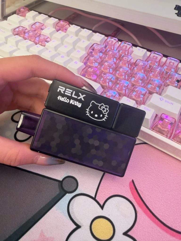 手持 RELX 悅刻積木系列個性化電子煙，展現桌面美學與潮玩霧化風格